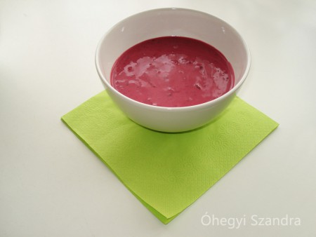 Ez a szín egy zöld szalvétával bombasztikusan hat :)